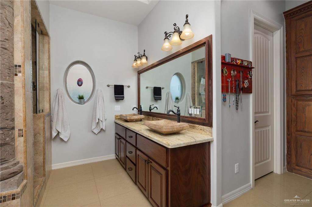 2201 W Rhin Drive, Edinburg, Texas image 10