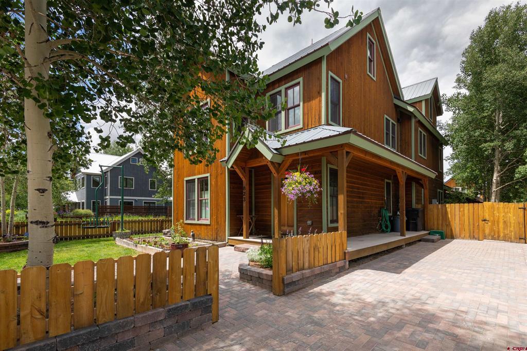 823 & 825 Whiterock Avenue