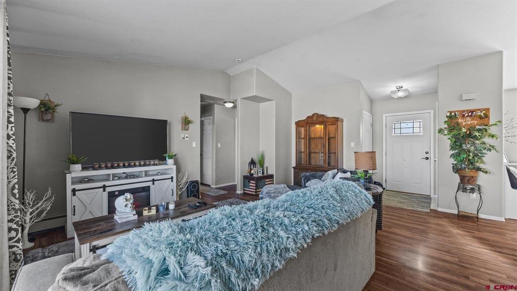 595 Greenfield Circle W