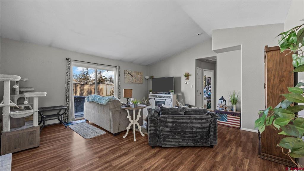 595 Greenfield Circle W