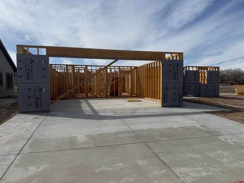 Photo of 633 Alta Lakes Avenue, Montrose, CO 81403 (MLS # 832138)