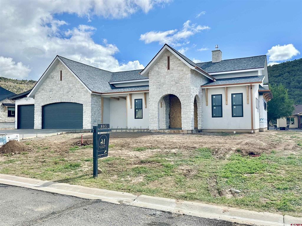 805 SE Pinyon Street