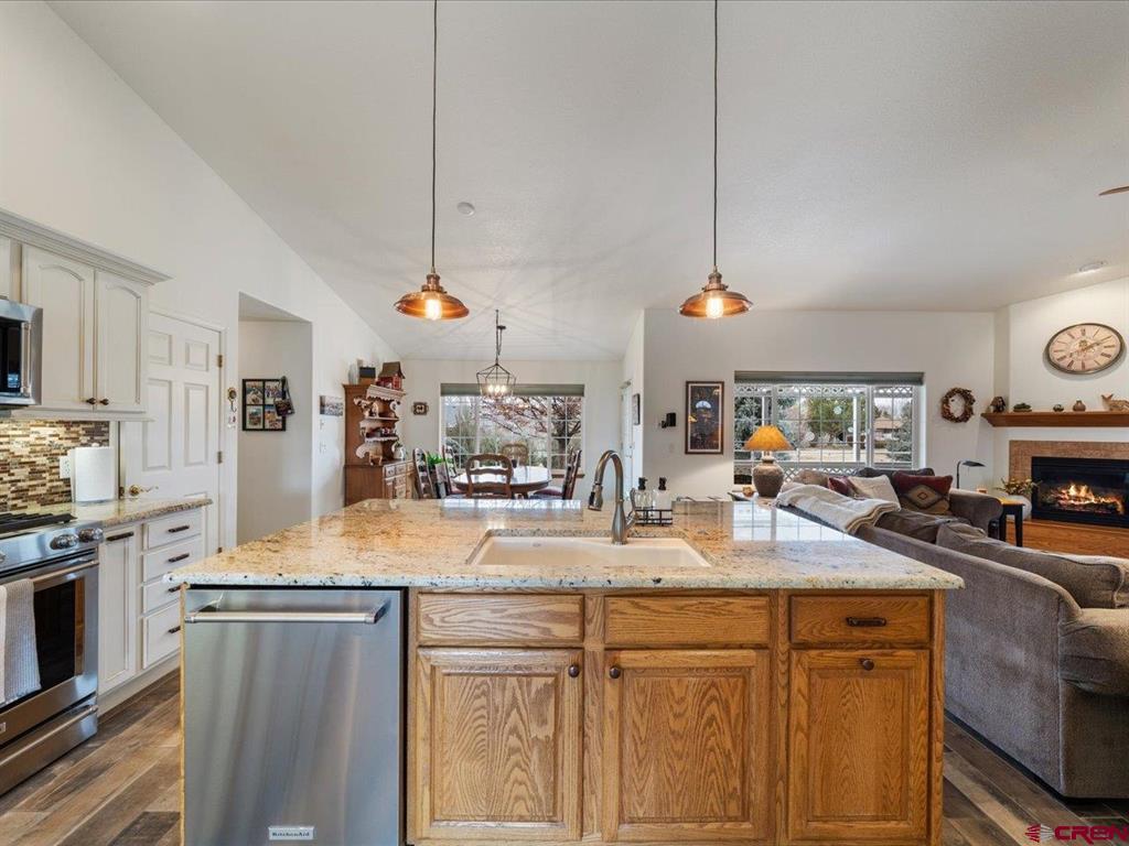 Montrose, Colorado 81401, United States, 3 Bedrooms Bedrooms, ,2 BathroomsBathrooms,Residential,Contingent,76623