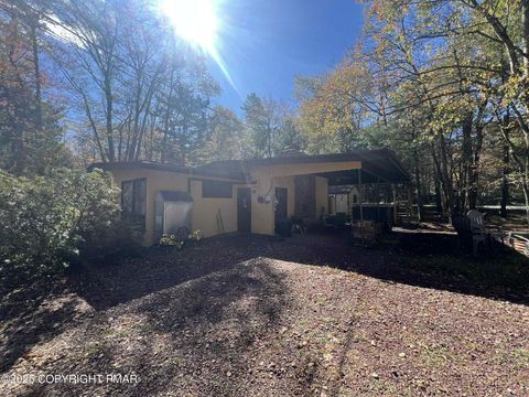 25 Red Oak Road Lake Harmony PA 18624