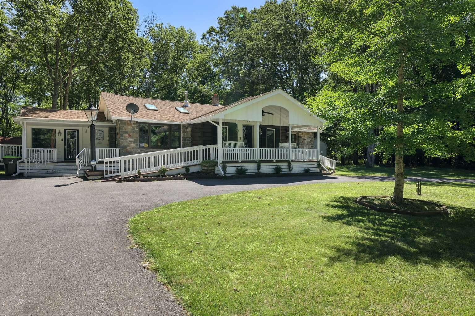 350 Lake Road, Canadensis, Pennsylvania image 1