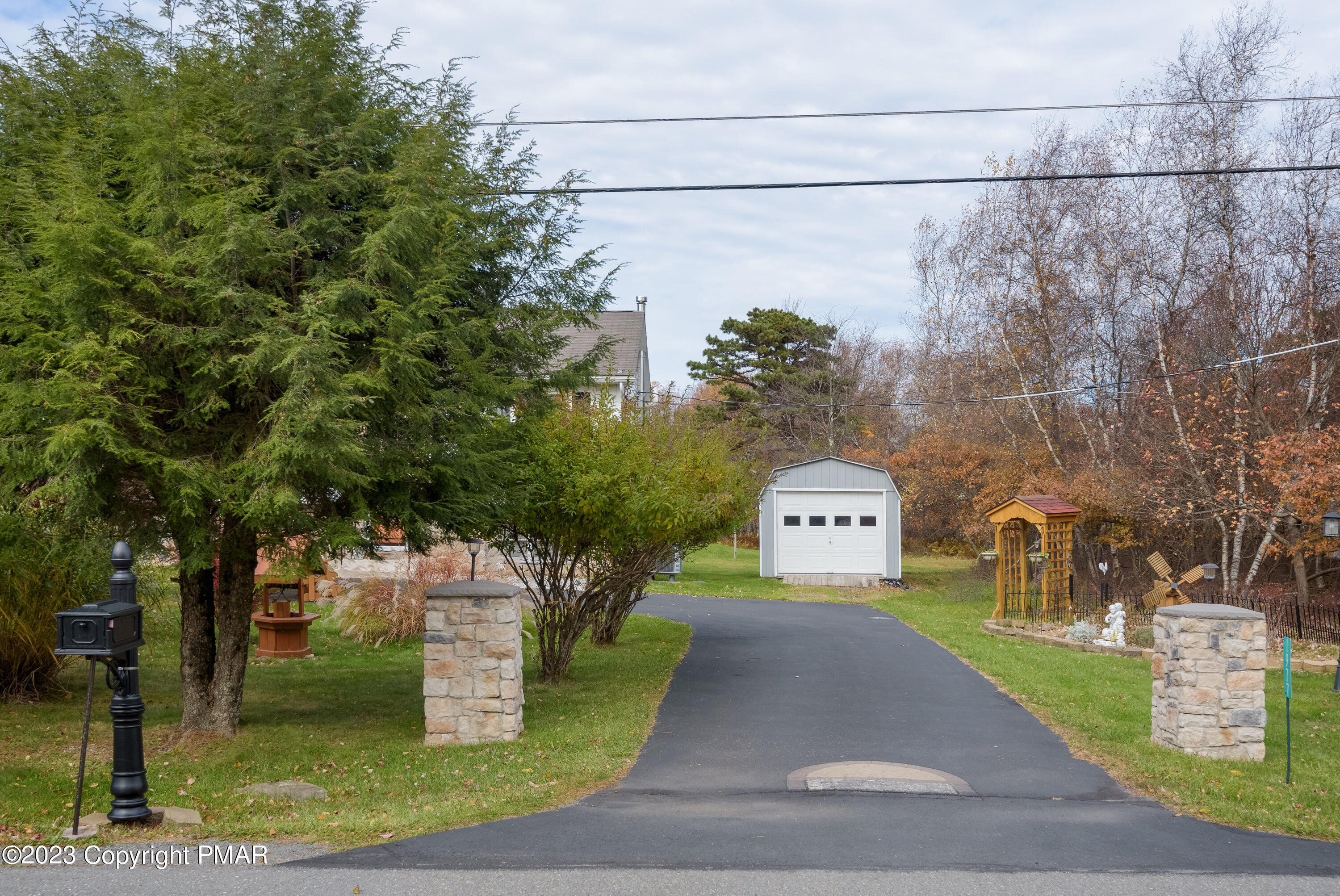 1977 Sun Valley Drive, Blakeslee, Pennsylvania image 2