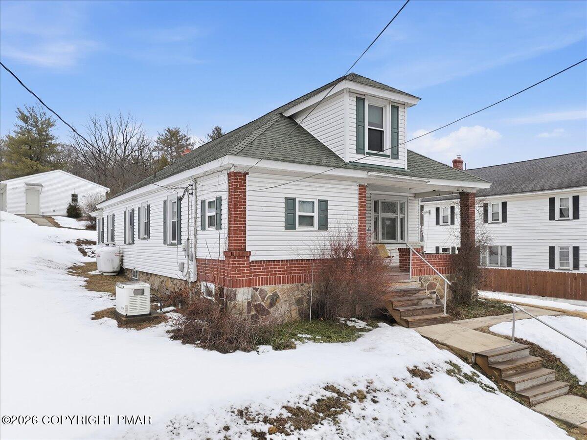 558 Mahoning Drive E