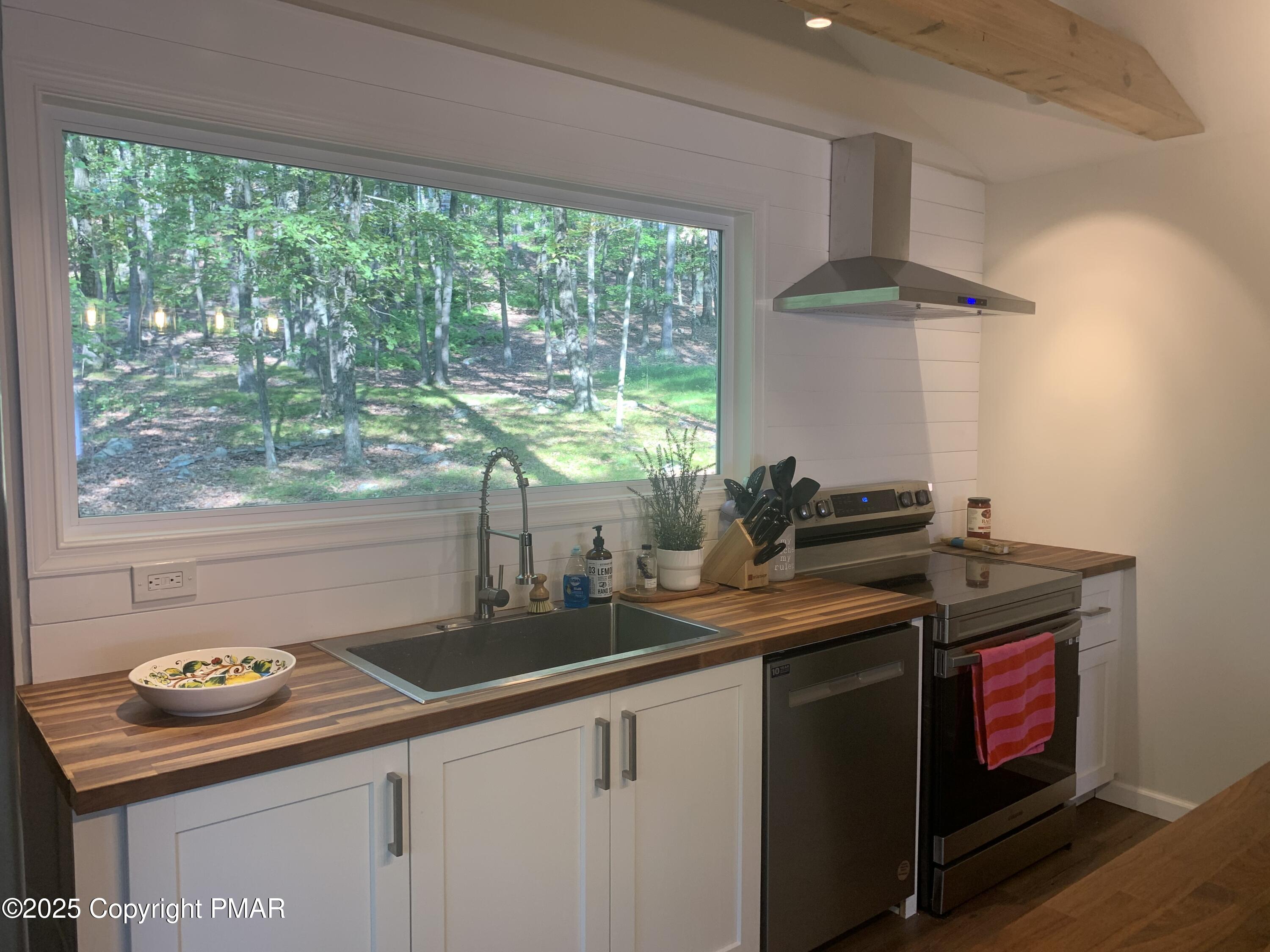1085 Maple Lake Drive, Bushkill, Pennsylvania image 4
