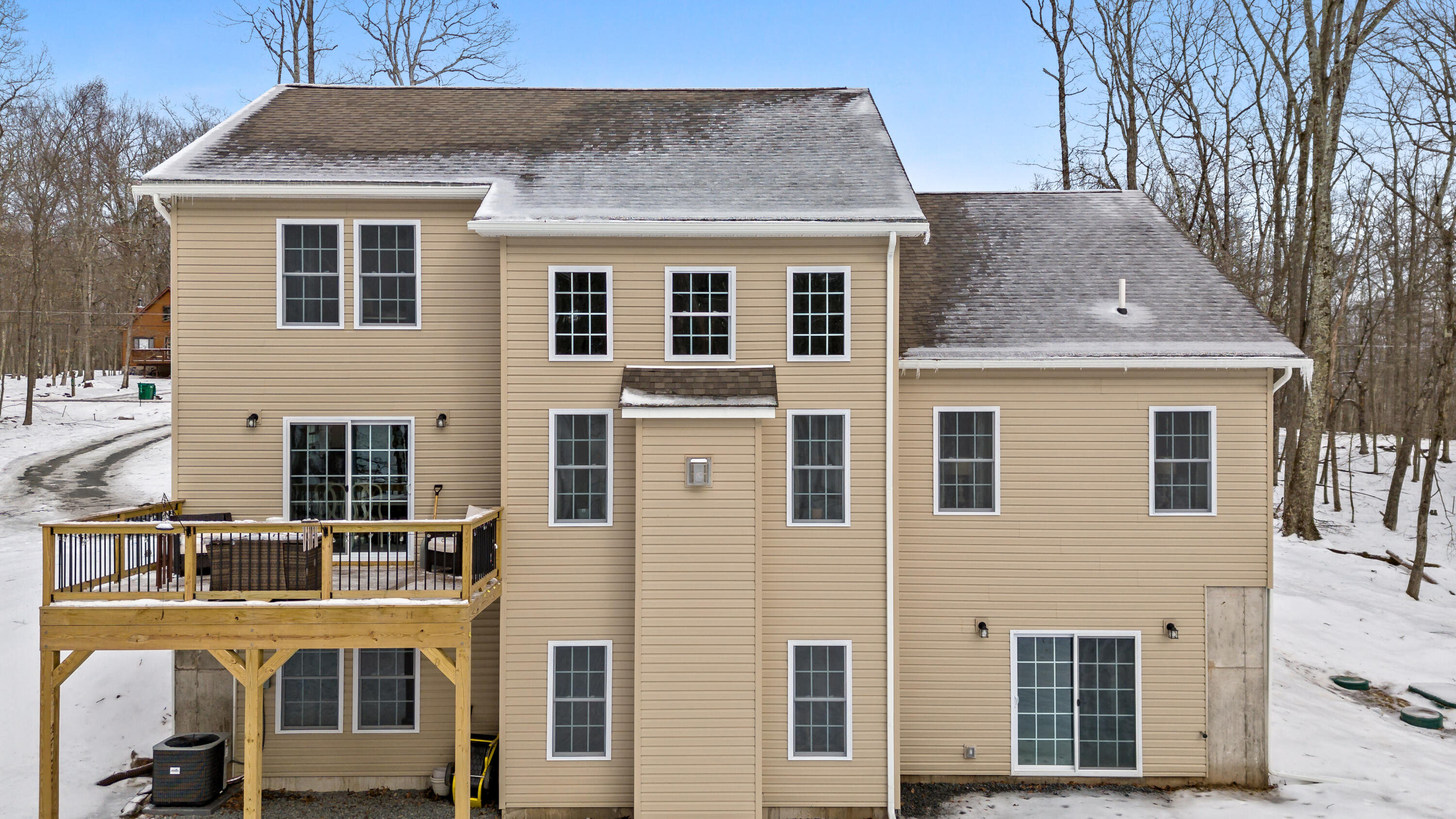 Hawley, Pennsylvania 18428, United States, 4 Bedrooms Bedrooms, ,3 BathroomsBathrooms,Residential,Active,95507