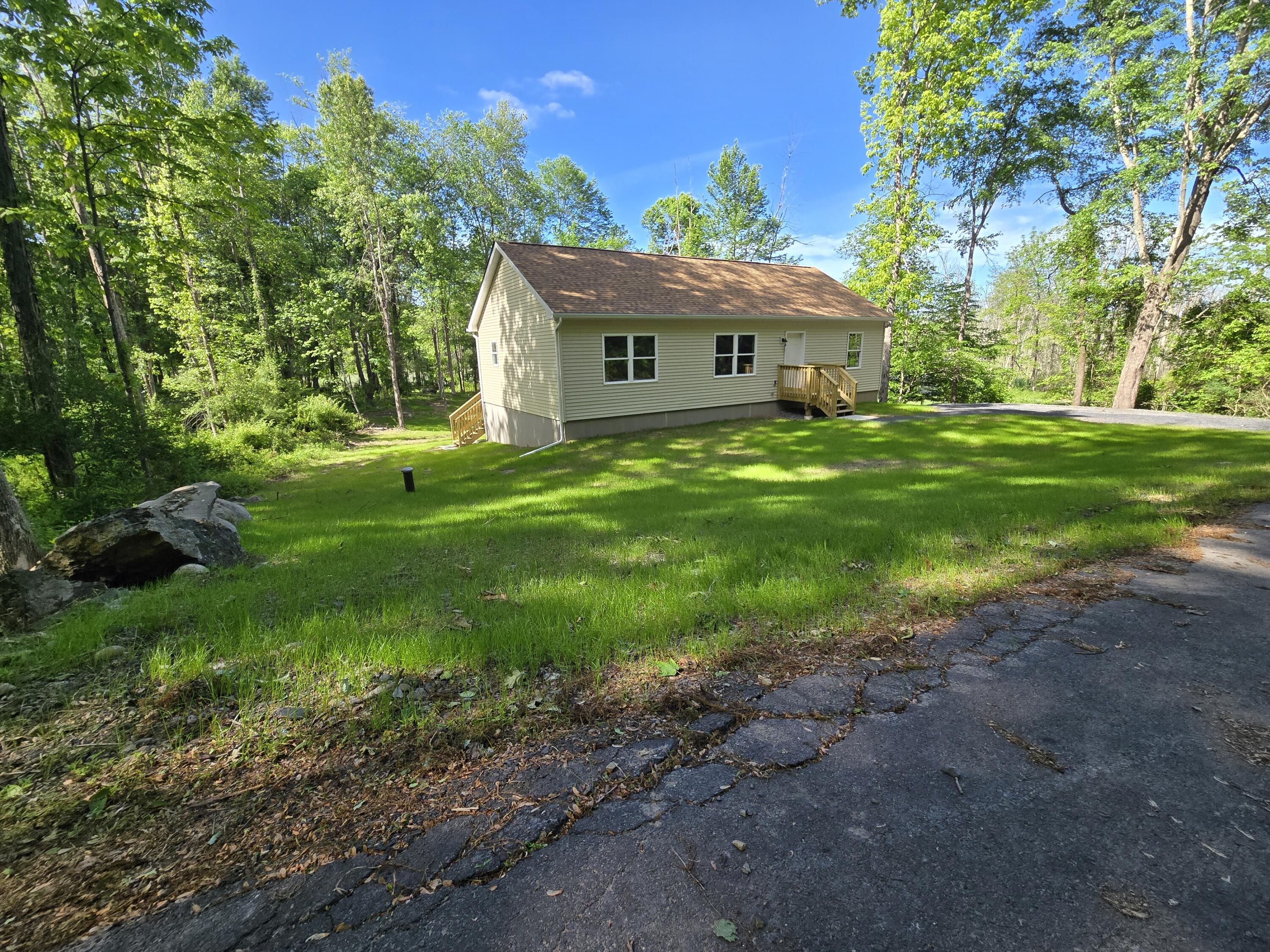 526 Crocus Drive, East Stroudsburg, Pennsylvania image 2