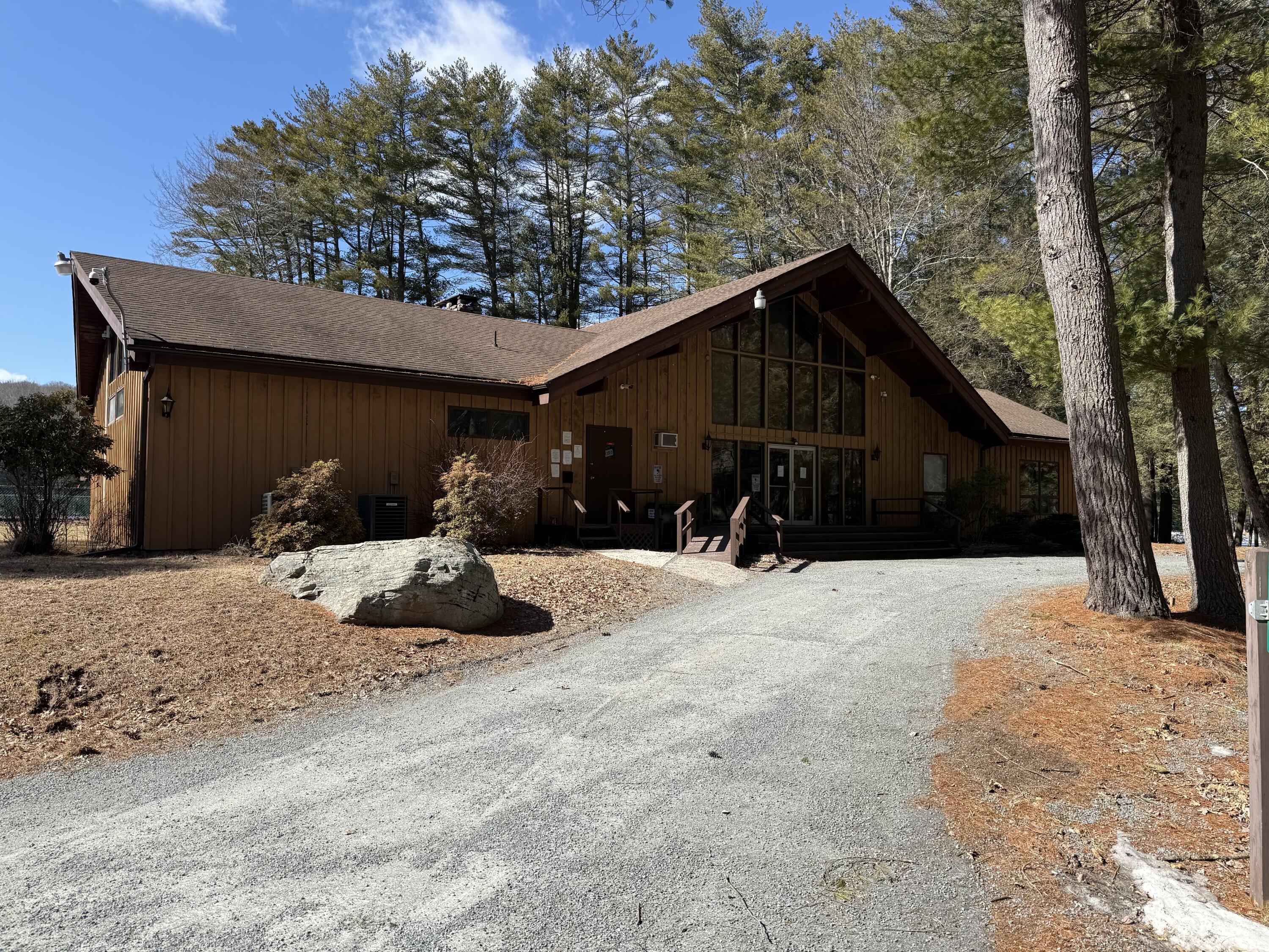 Woodledge Village Meadow Court, Hawley, Pennsylvania image 2