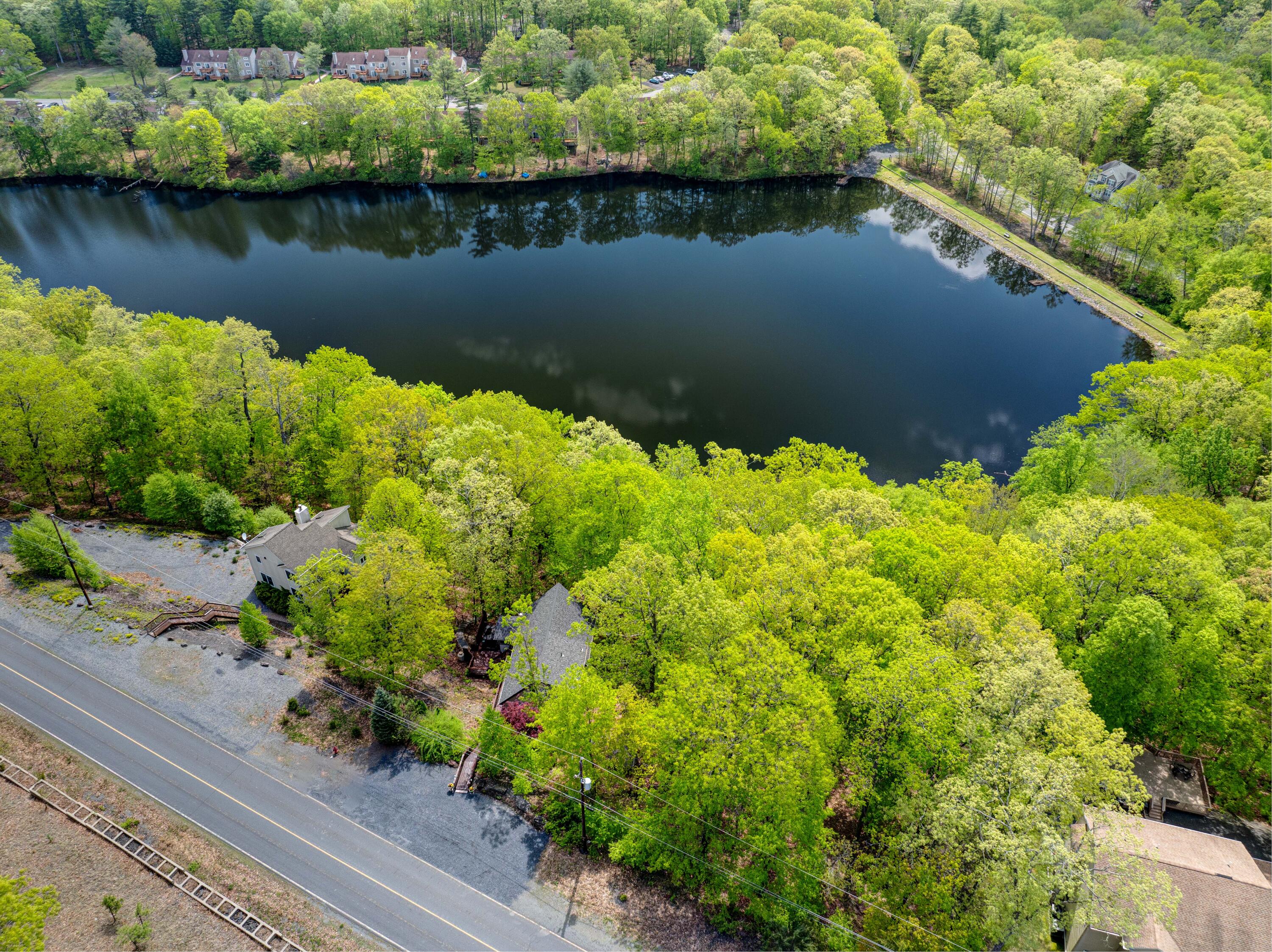 2171 Lancaster Drive, Bushkill, Pennsylvania image 2