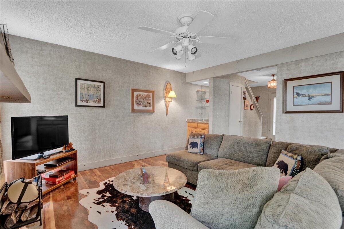 1055 Crestwoods Drive, Pocono Pines, Pennsylvania image 9
