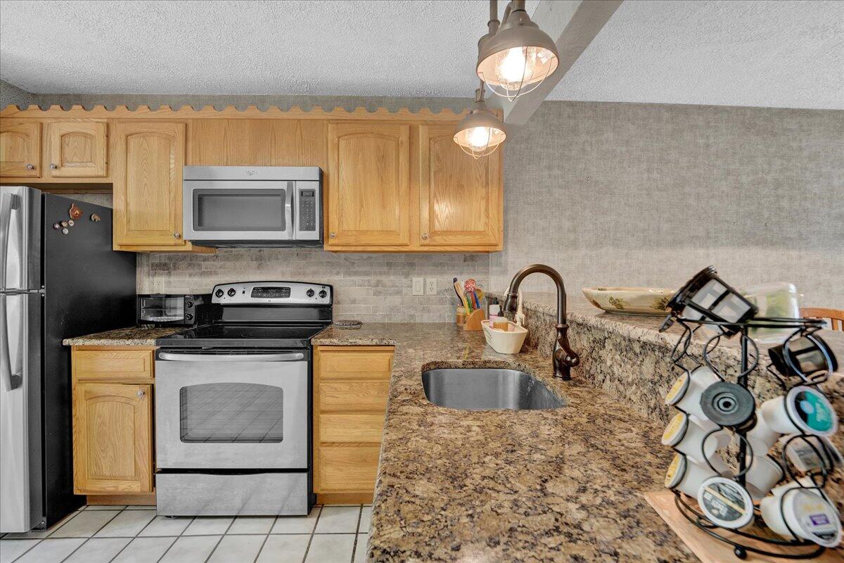 1055 Crestwoods Drive, Pocono Pines, Pennsylvania image 14