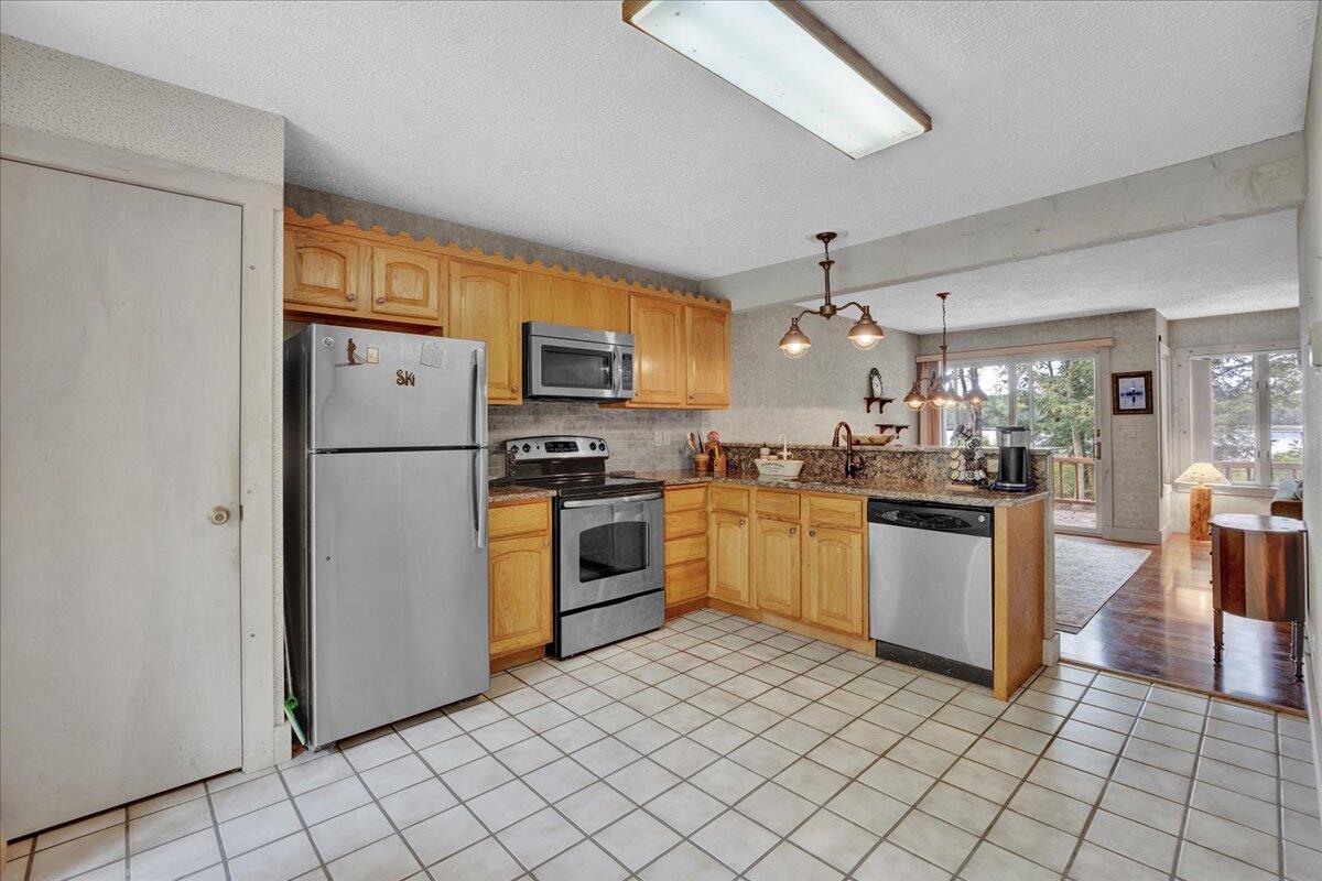 1055 Crestwoods Drive, Pocono Pines, Pennsylvania image 5