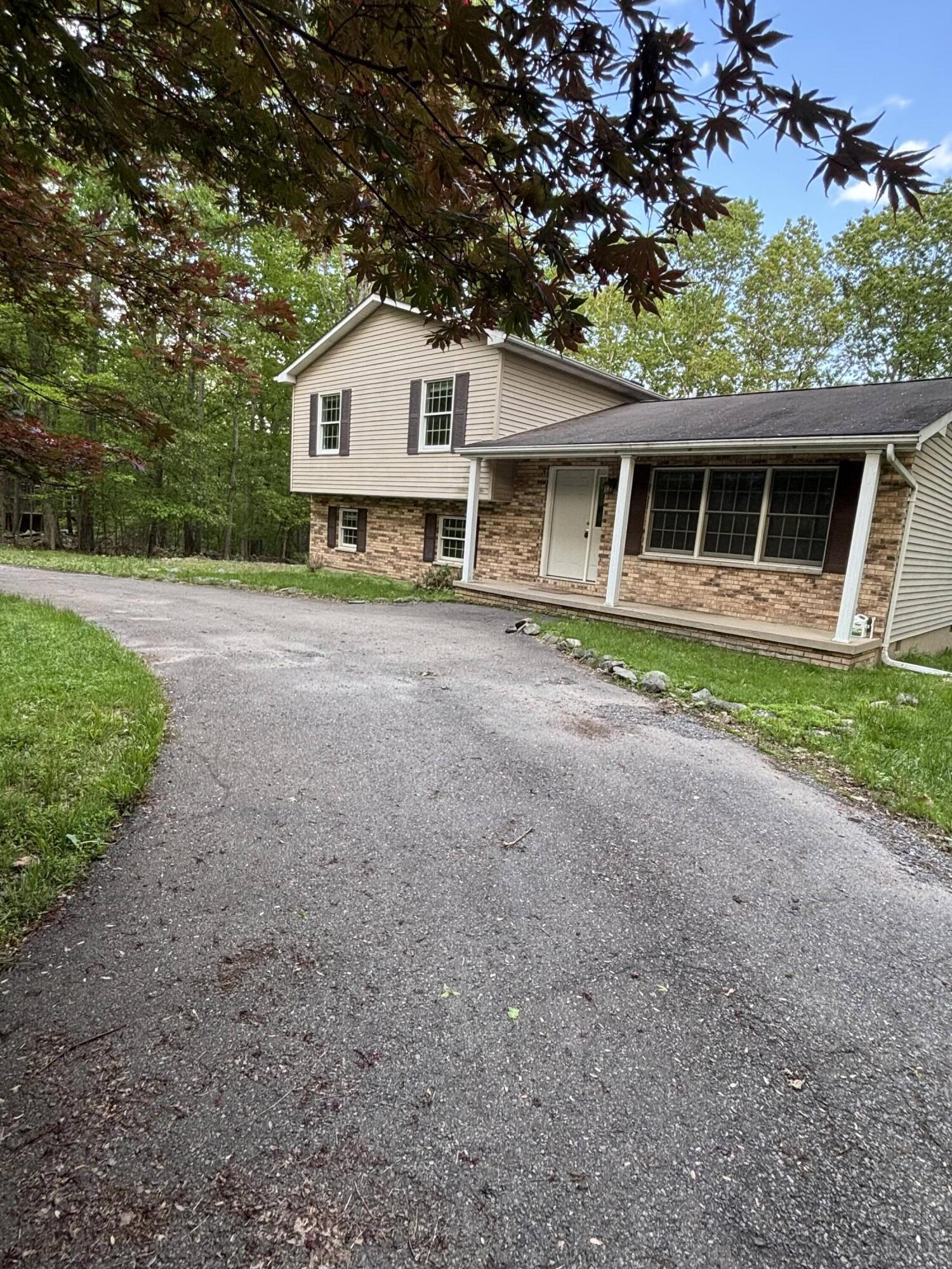 2754 Hedgerow Lane, Stroudsburg, Pennsylvania image 2