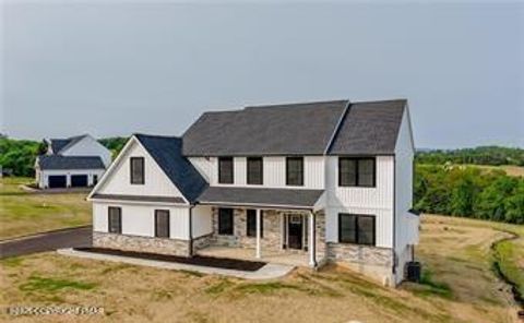 Homes For Sale - 883 Emerald Valley Lane<br/> Bangor, PA 18013