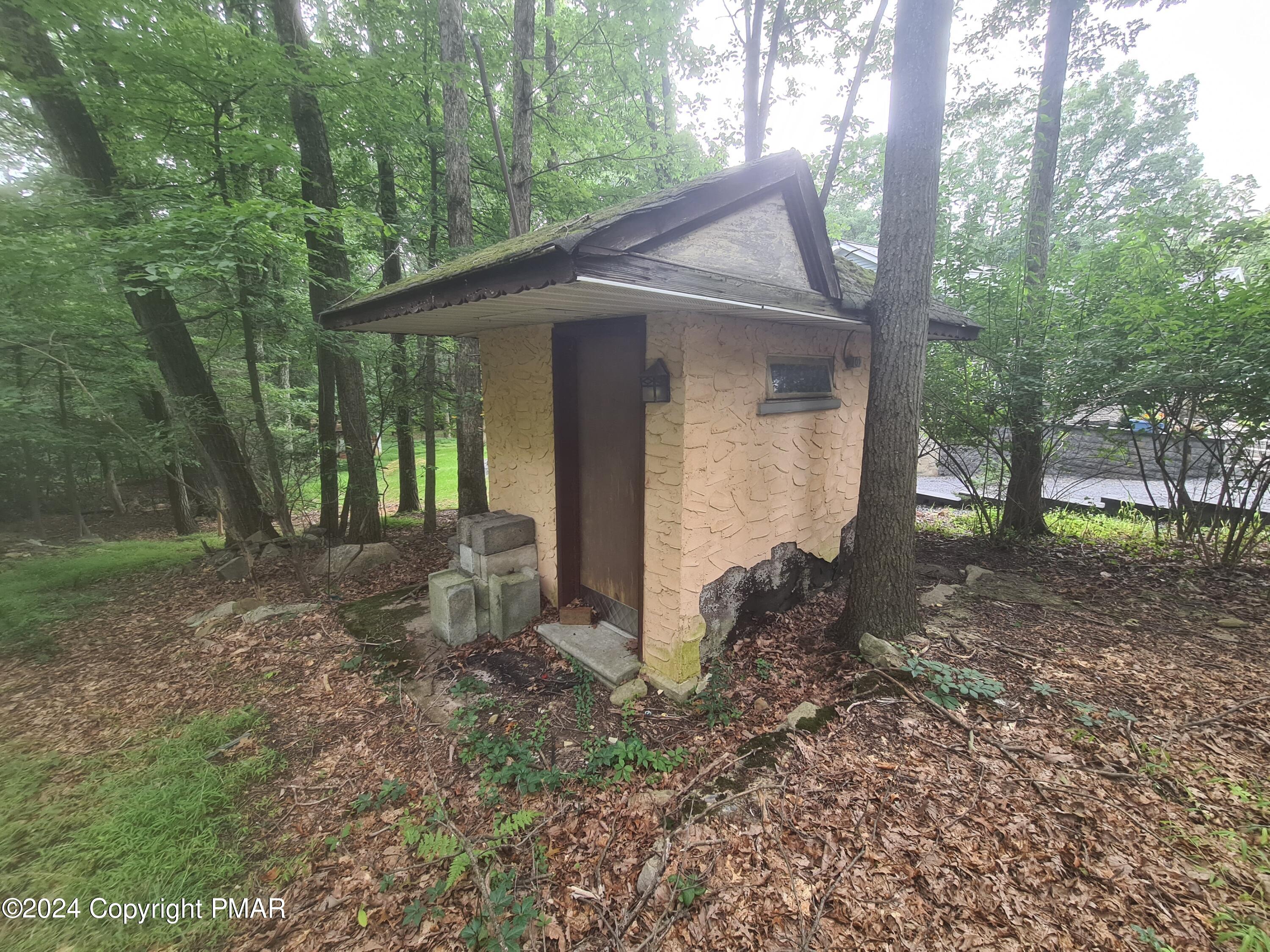 1410 Silver Maple Road, Effort, Pennsylvania image 2