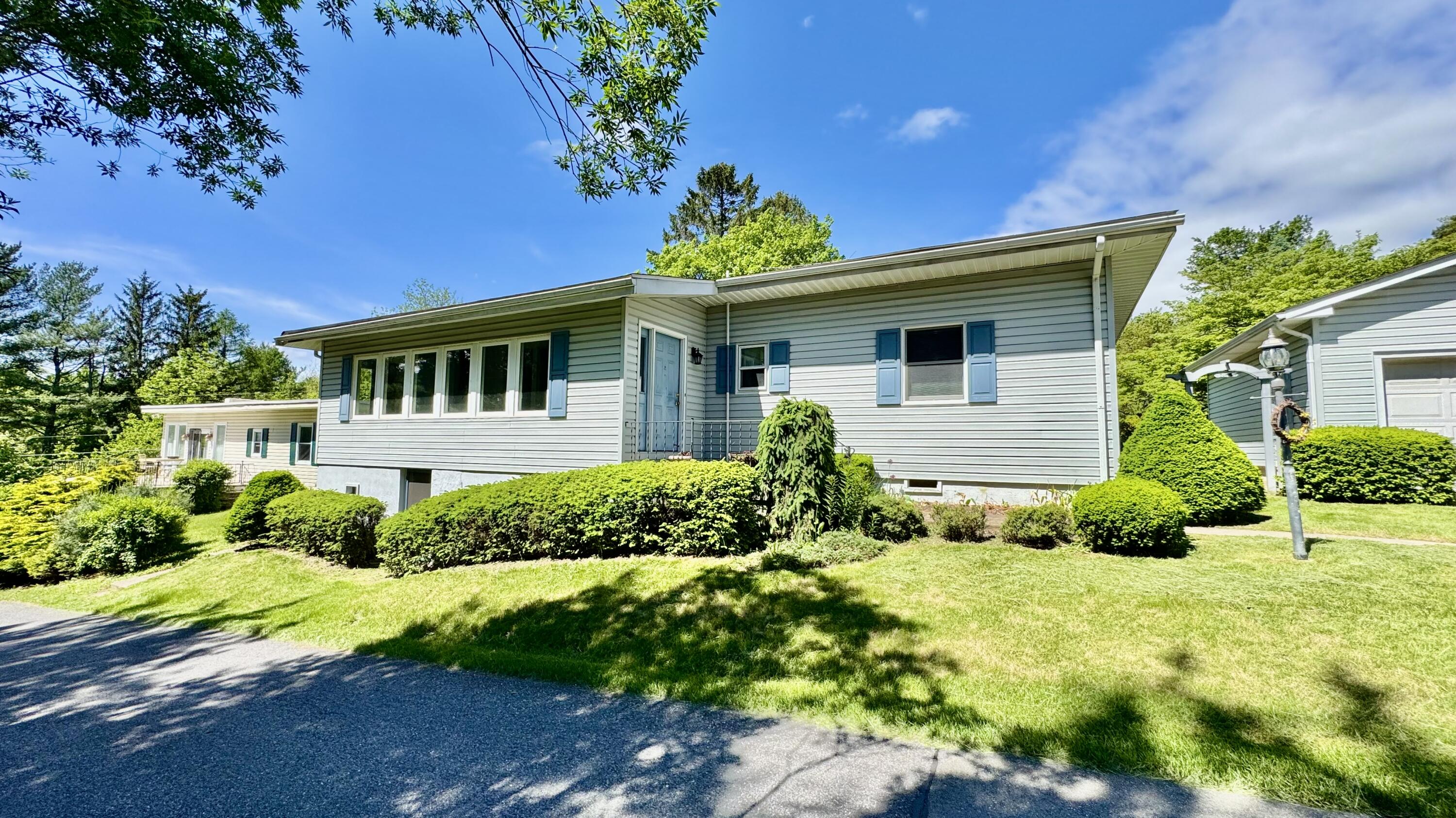 2111 Lakeside Drive, Kunkletown, Pennsylvania image 1