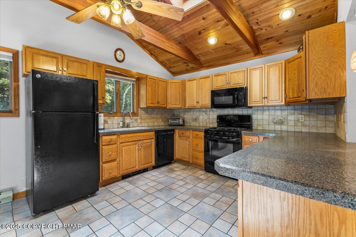 Blakeslee, Pennsylvania 18610, United States, 3 Bedrooms Bedrooms, ,2 BathroomsBathrooms,Residential,Active,202045