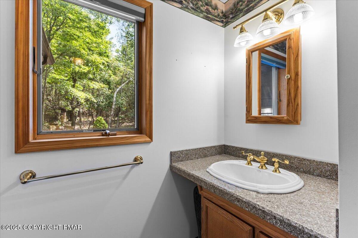 Blakeslee, Pennsylvania 18610, United States, 3 Bedrooms Bedrooms, ,2 BathroomsBathrooms,Residential,Active,202045