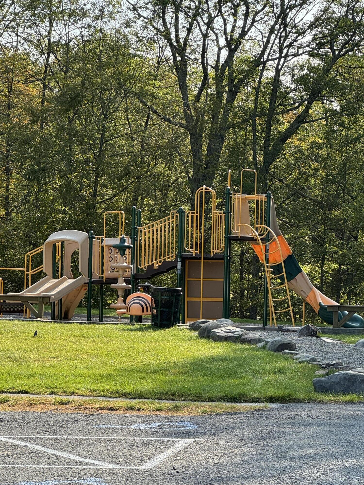 210 Oakenshield Drive, Tamiment, Pennsylvania image 33