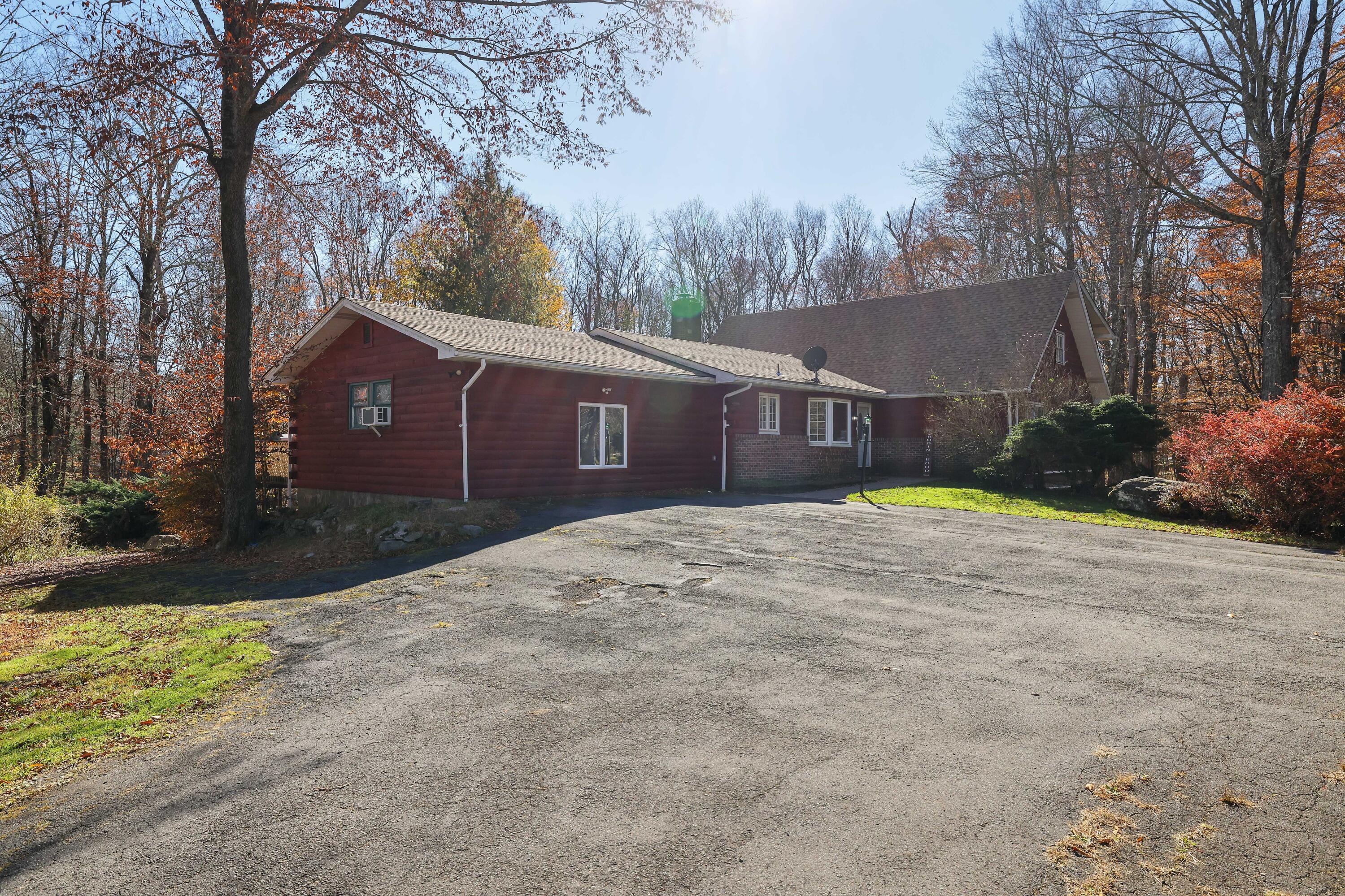 190 Robyn Lane, Pocono Lake, Pennsylvania image 1