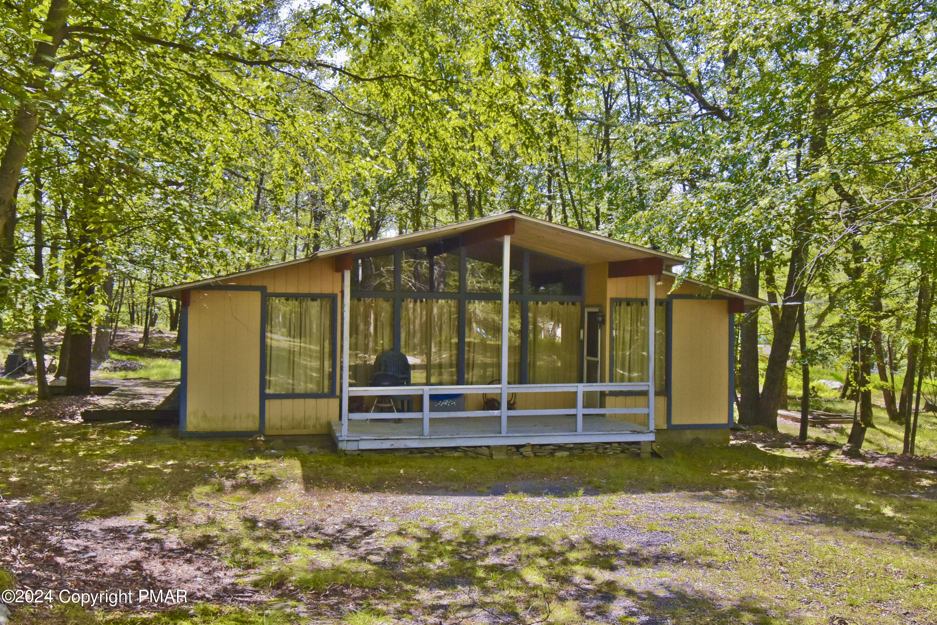 541 Hummingbird Court, Bushkill, Pennsylvania image 1