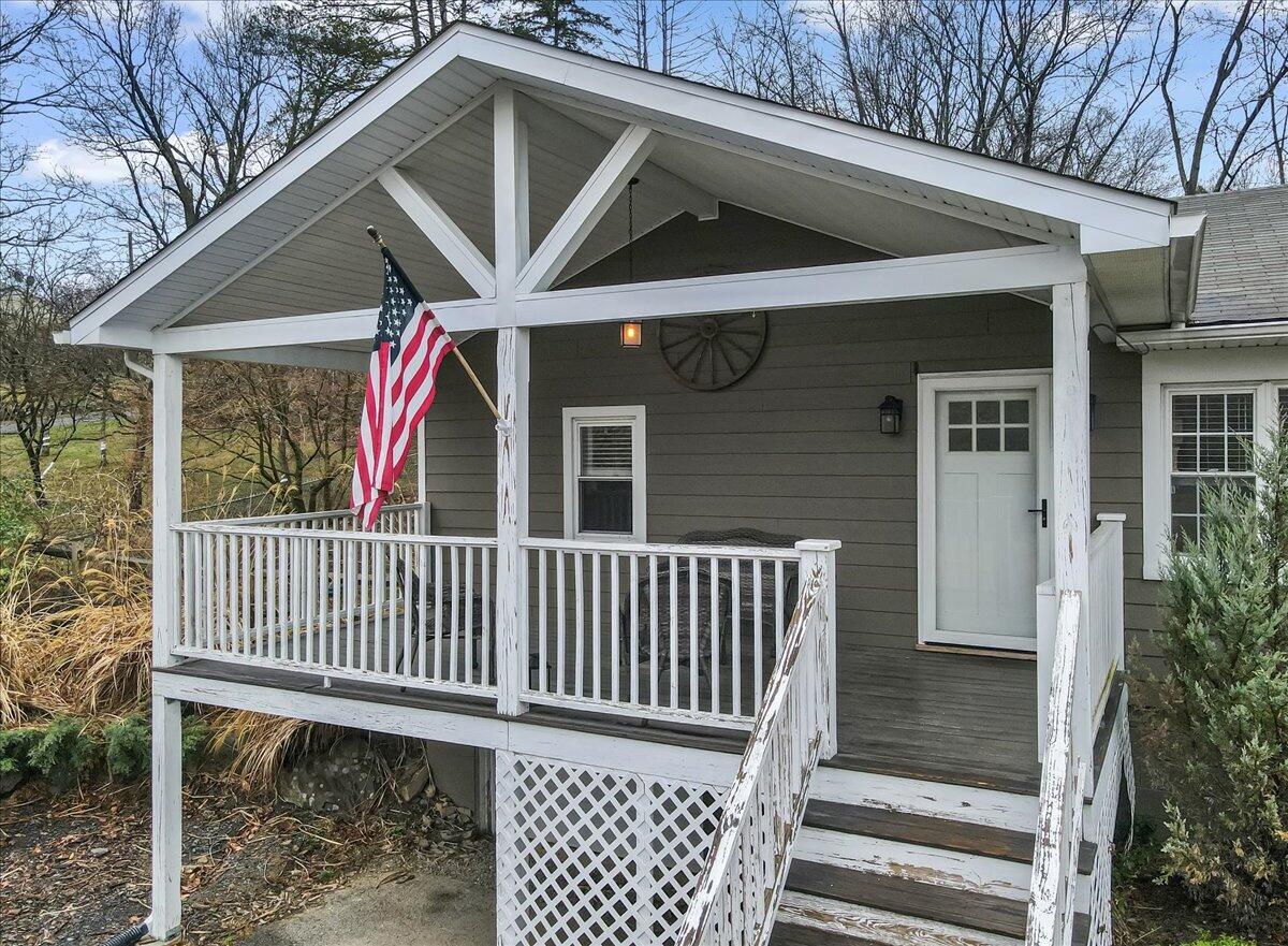 5039 Running Valley Road, Stroudsburg, Pennsylvania image 2