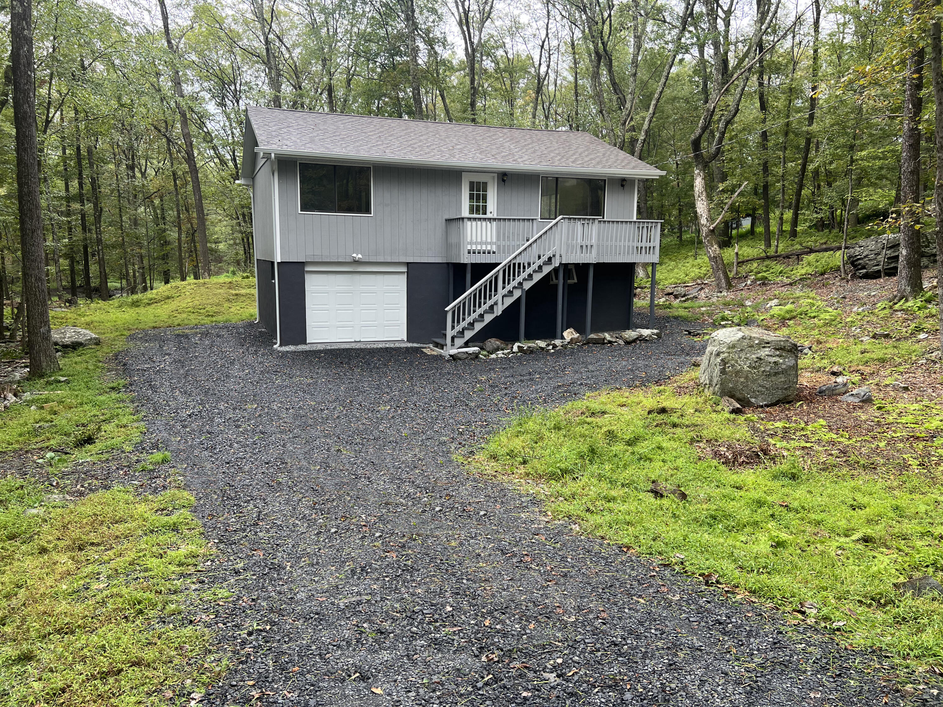 319 Whipporwill Drive, Bushkill, Pennsylvania image 1