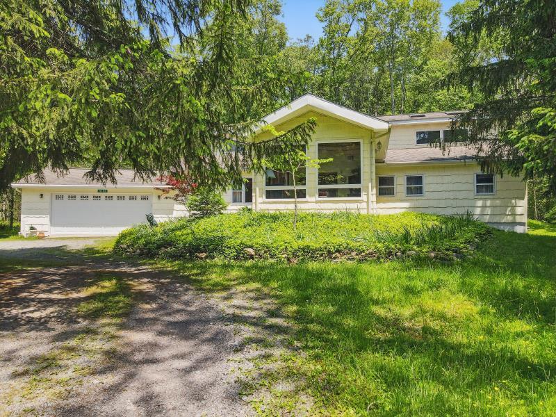 5153 Cresco Drive, Pocono Lake, Pennsylvania image 2