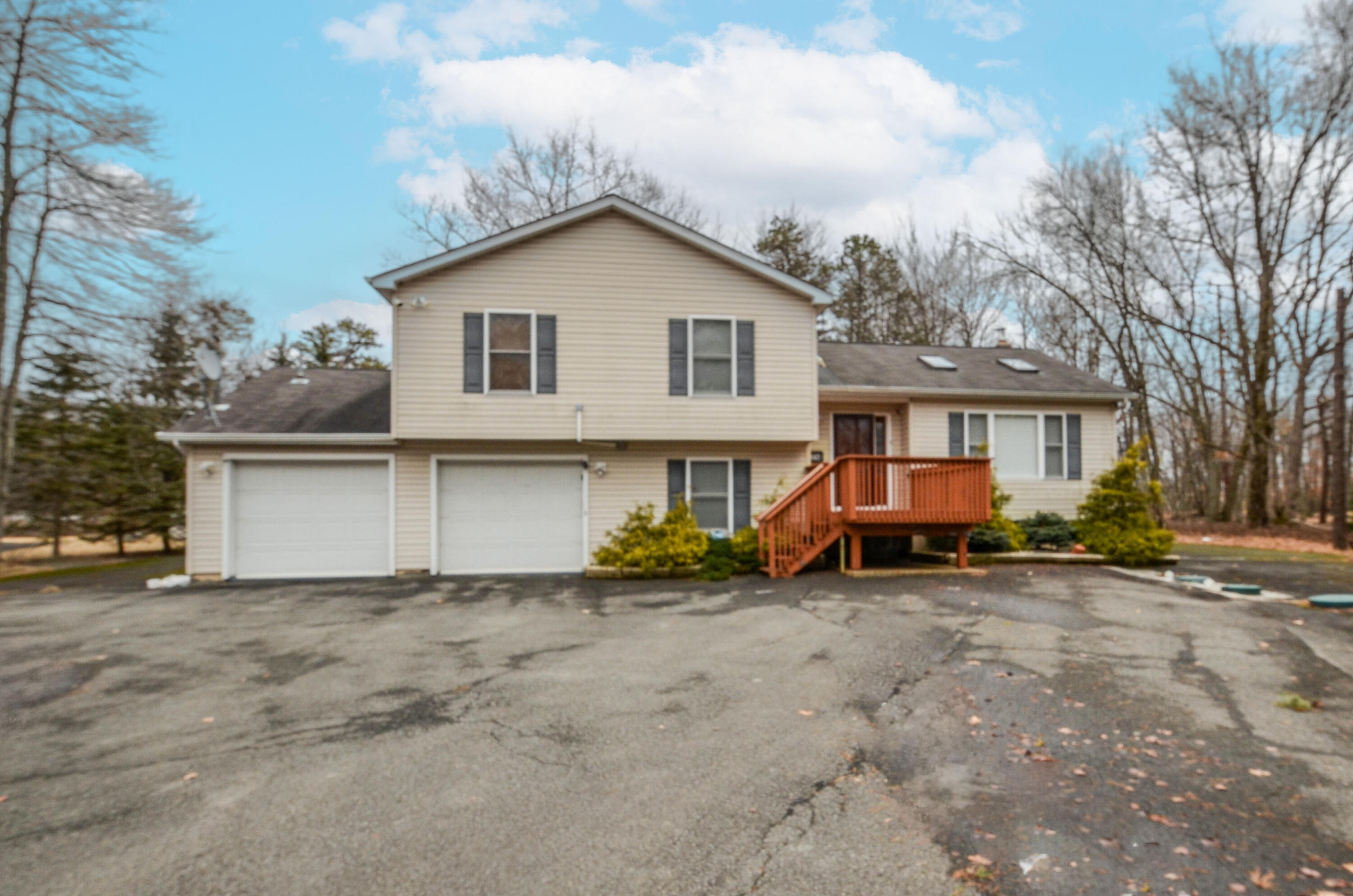 1214 Shadblow Road, Pocono Summit, Pennsylvania image 1