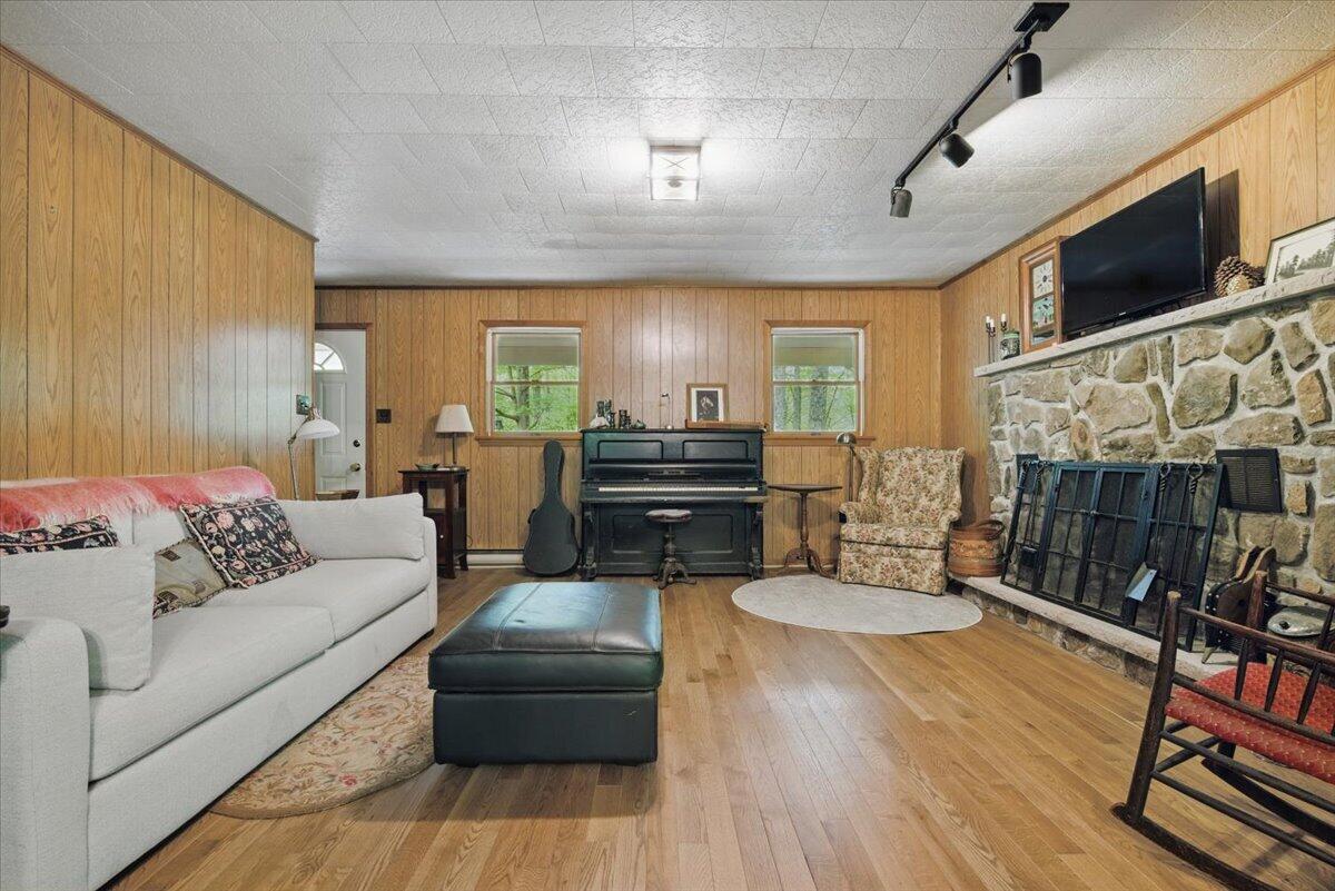 2147 Gravel Road, Canadensis, Pennsylvania image 2