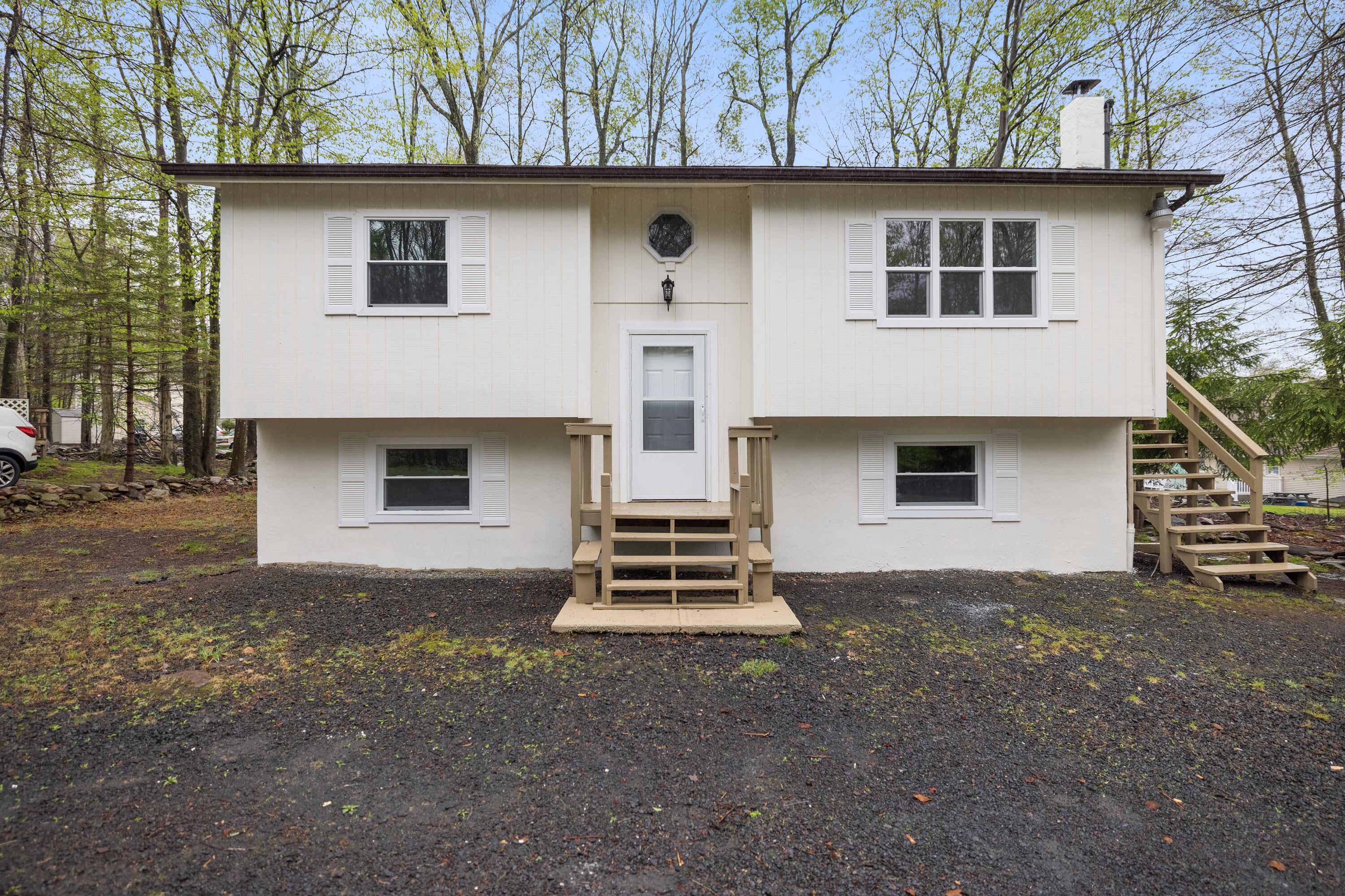 8066 Red Squirrel Drive, Tobyhanna, Pennsylvania image 1