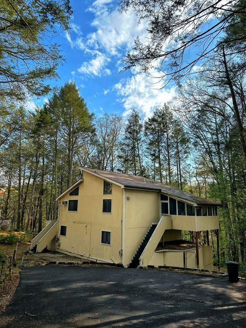 Homes For Sale - 207 Manchester Drive<br/> Bushkill, PA 18324