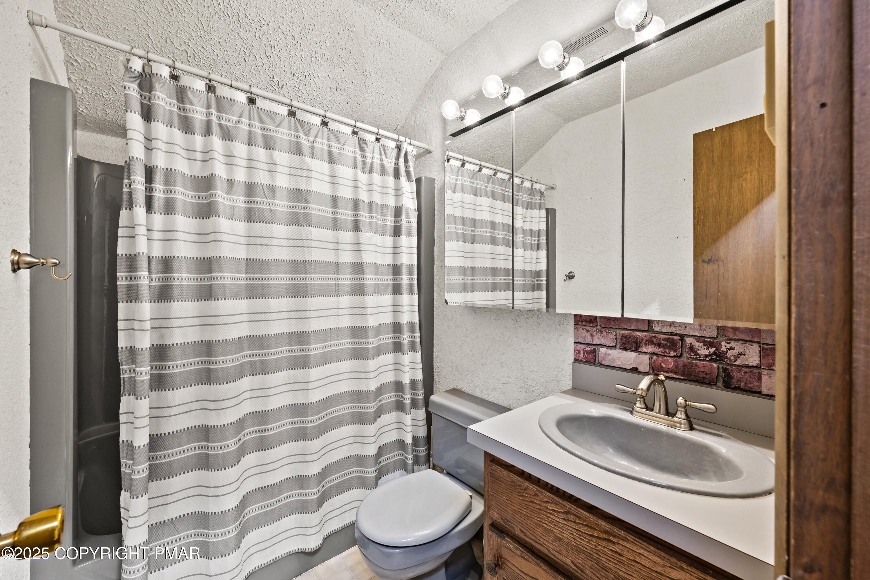 East Stroudsburg, Pennsylvania 18301, United States, 4 Bedrooms Bedrooms, ,2 BathroomsBathrooms,Residential,Active,166387