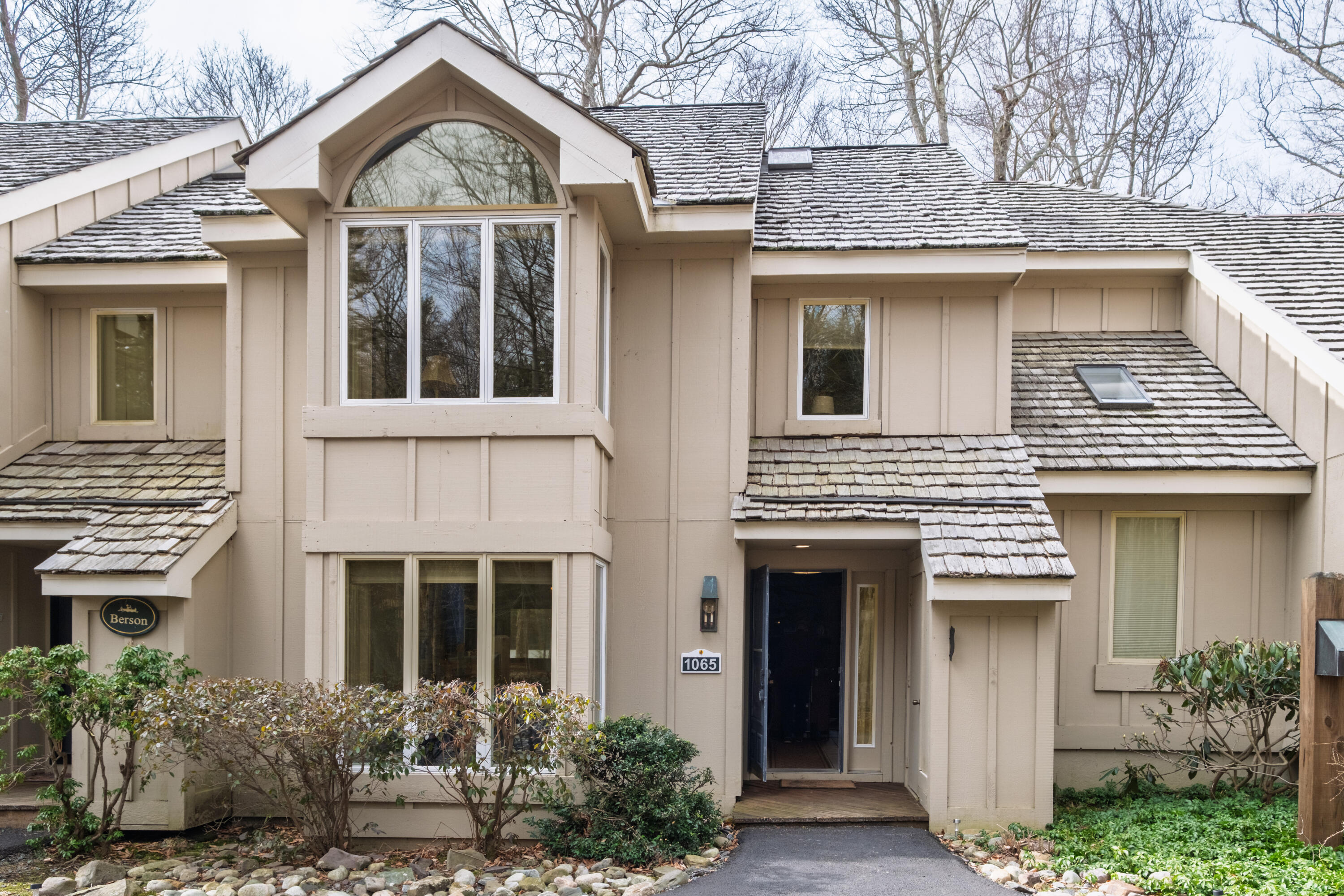 1065 Crestwoods Drive, Pocono Pines, Pennsylvania image 1