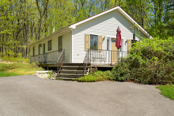 317 Fall Creek Terrace, Stroudsburg, Pennsylvania image 1