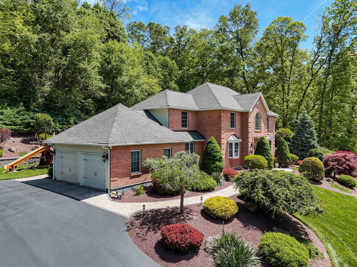 1376 Buck Ridge Drive, Stroudsburg, Pennsylvania image 3