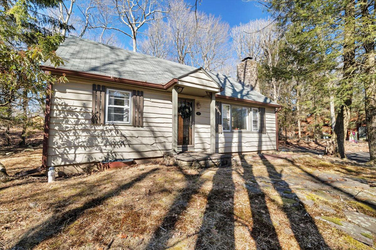 131 Crest Drive, Lake Harmony, Pennsylvania image 2