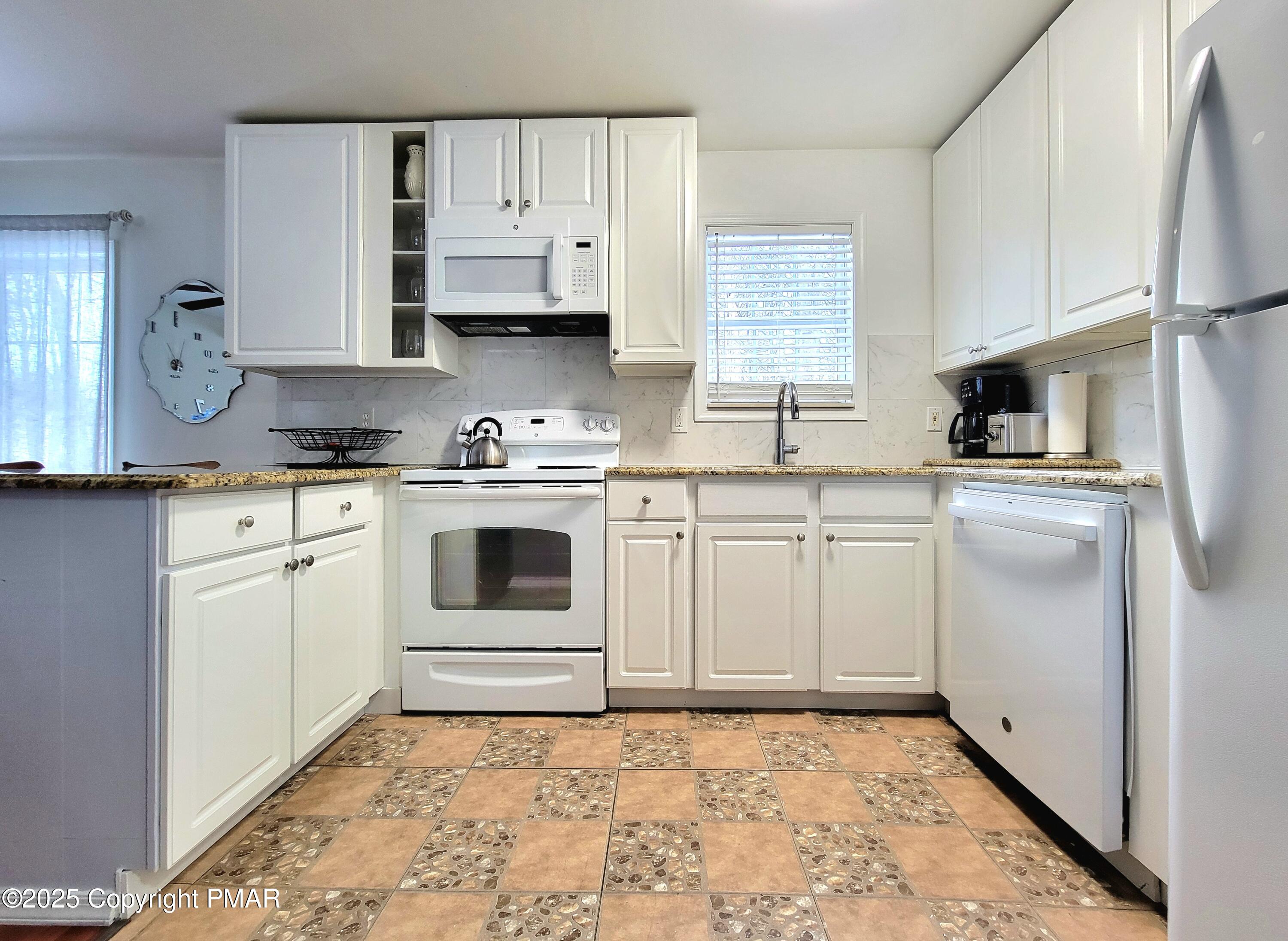 2630 Foxledge Drive, Tobyhanna, Pennsylvania image 2