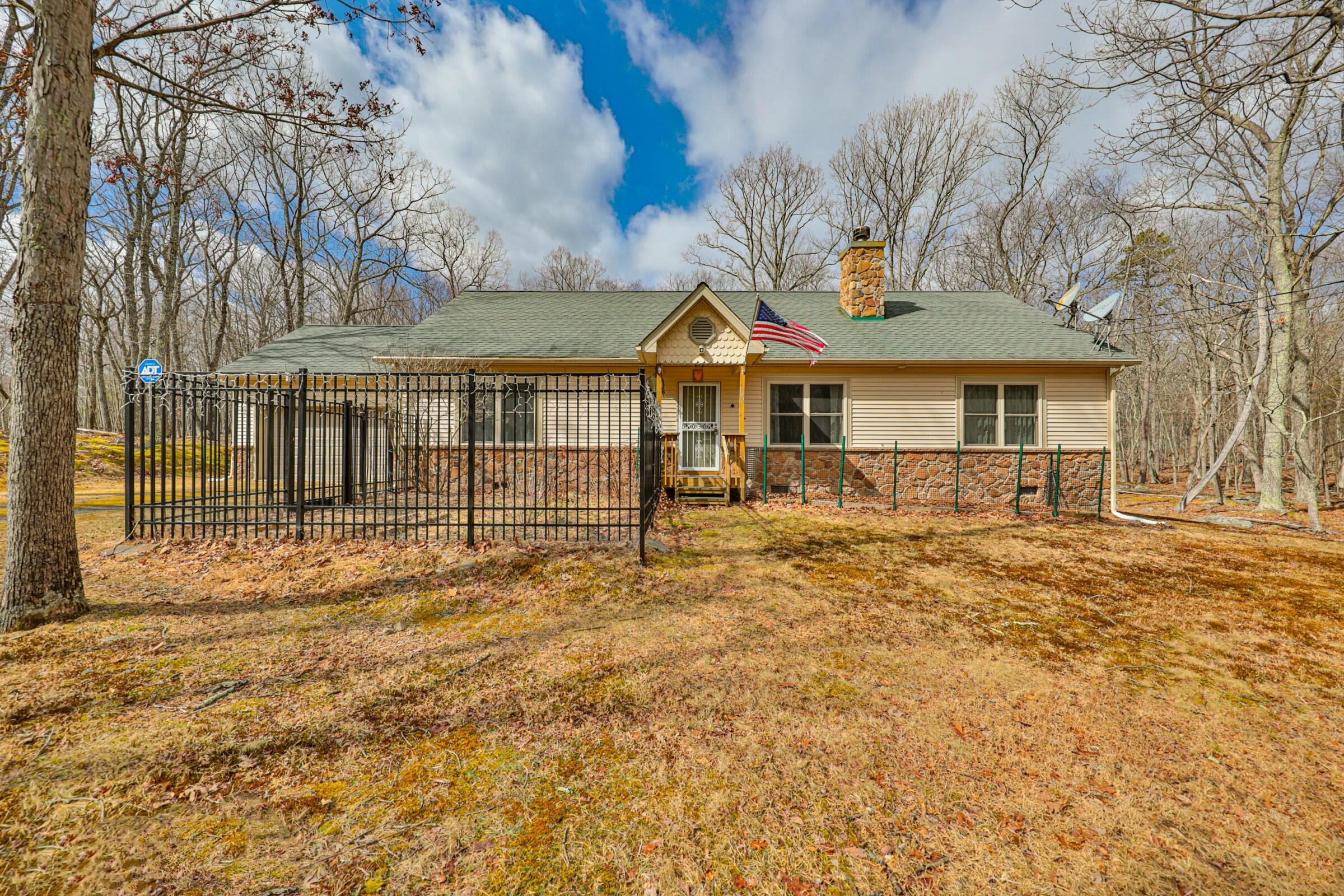 102 Oak Ridge Court, Hawley, Pennsylvania image 1
