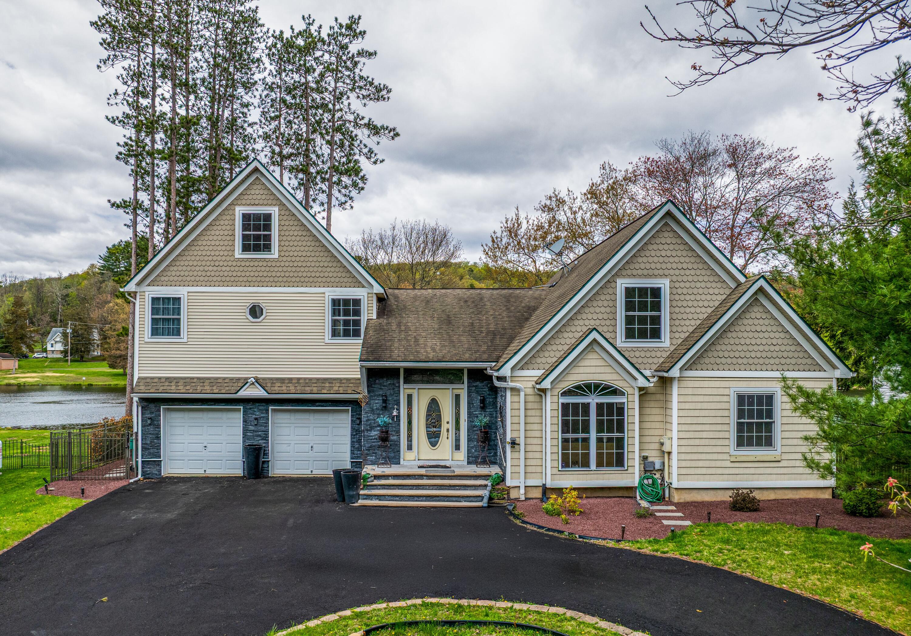 126 Pinewood Drive, East Stroudsburg, Pennsylvania image 2