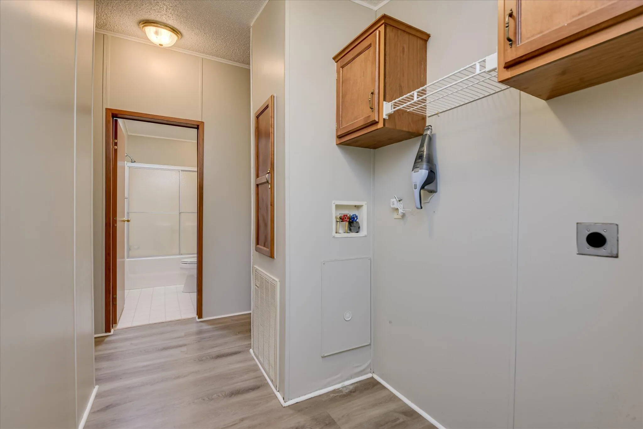 Edgefield, South Carolina 29824, United States, 3 Bedrooms Bedrooms, ,2 BathroomsBathrooms,Residential,Pending,127094