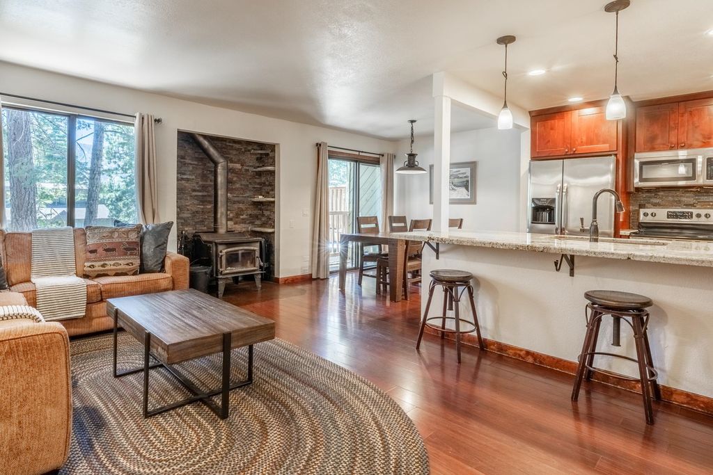 Photo of 152 Viewpoint Rd Unit 115, Mammoth Lakes, CA 93546 (MLS # 250558)