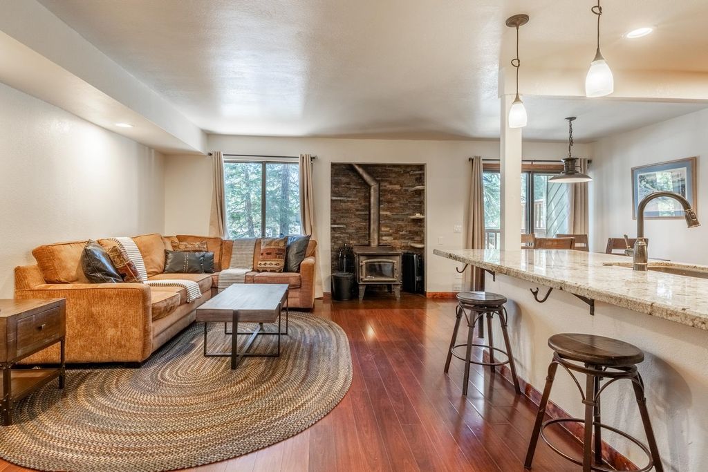 Photo of 152 Viewpoint Rd Unit 115, Mammoth Lakes, CA 93546 (MLS # 250558)