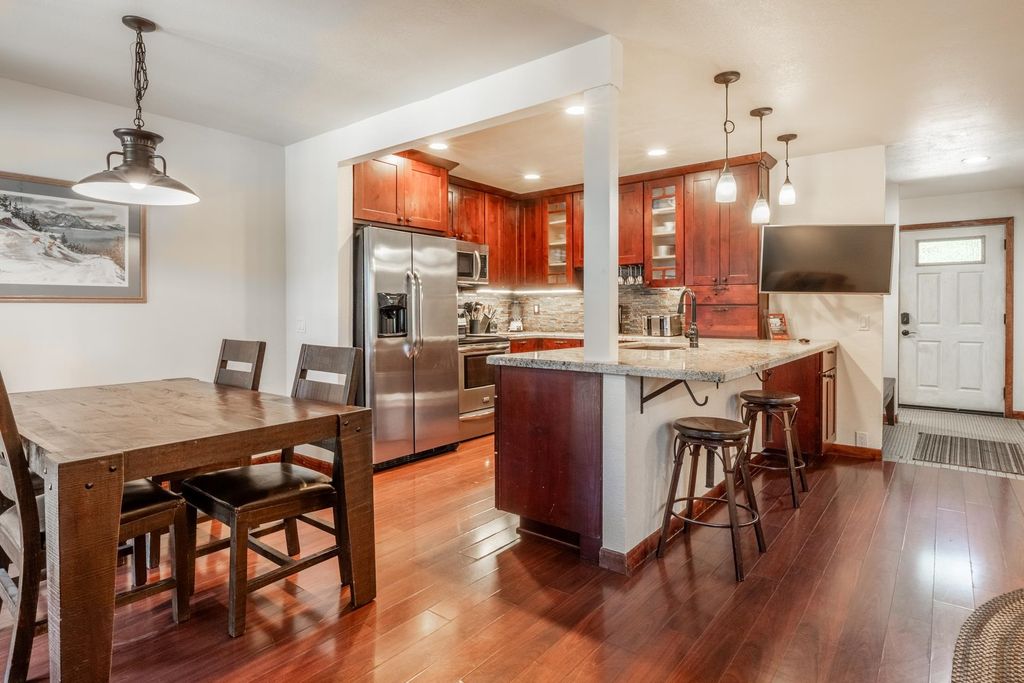 Photo of 152 Viewpoint Rd Unit 115, Mammoth Lakes, CA 93546 (MLS # 250558)