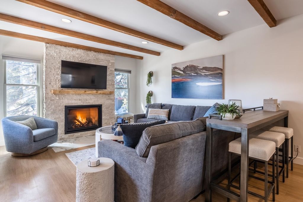 Photo of 194 Hillside Dr #18, Mammoth Lakes, CA 93546 (MLS # 250732)