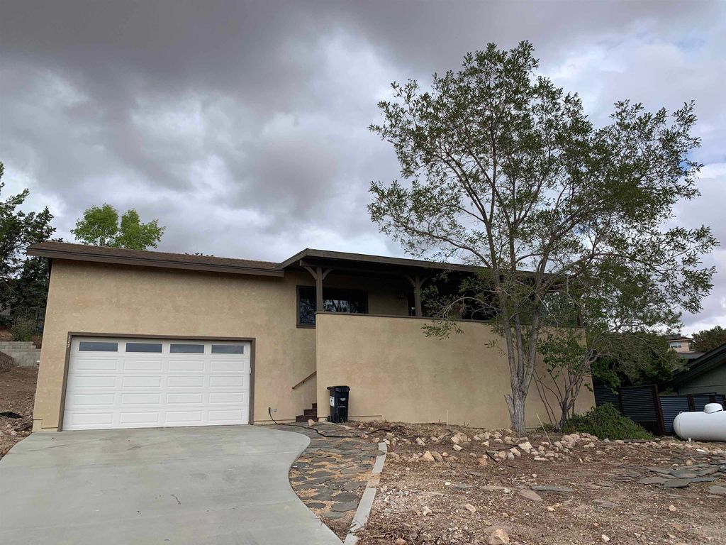 Photo of 117 Summit Rd, Bishop, CA 93514 (MLS # 250680)