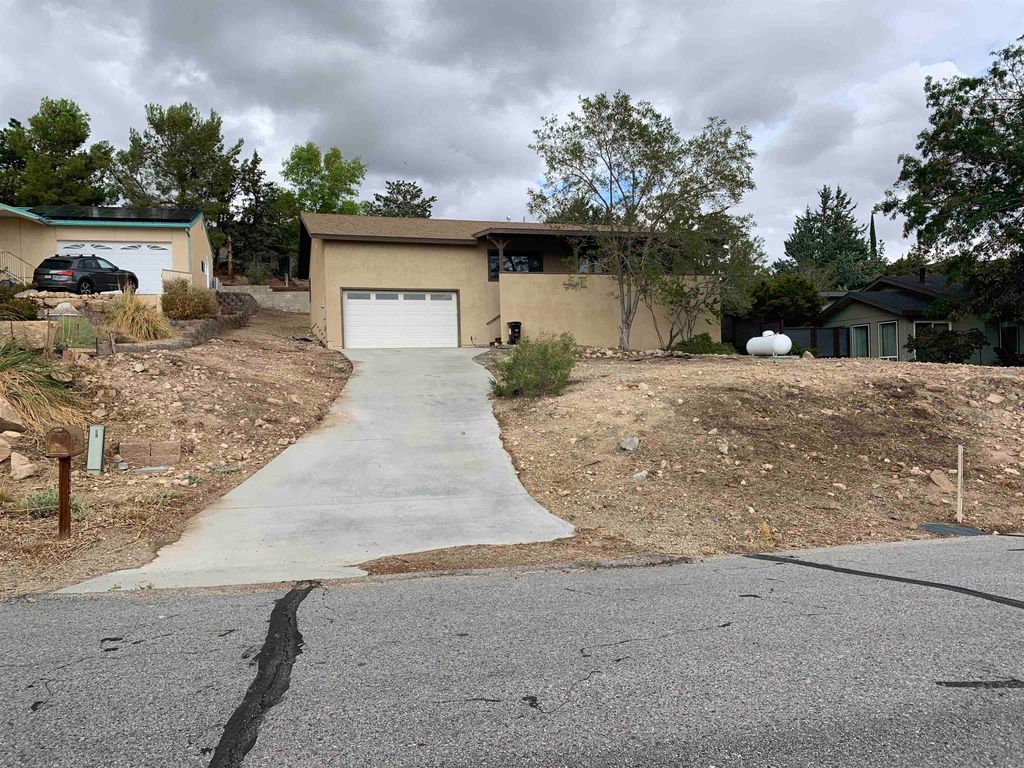 Photo of 117 Summit Rd, Bishop, CA 93514 (MLS # 250680)